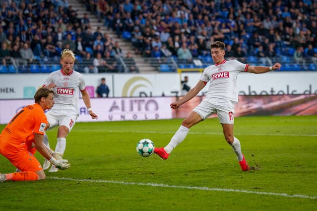 Deutschland: Fussball 3. Liga 2026 - 2027, 6. Spieltag - SV Waldhof Mannheim vs Rot-Weiss Essen - Carl-Benz-Stadion (Mannheim): Semir Telalovic (Rot-Weiss Essen, 17) schiebt den Ball an Rui Mota (Trainer Waldhof Mannheim) vorbei - knapp am Tor vorbei. Copyright: xJOERANxSTEINSIEKx