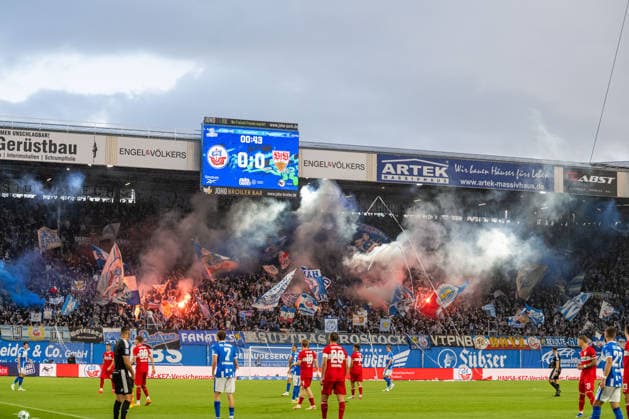 Rostock, Deutschland 16. September 2026: 3. Liga - 2026 2027 - Sp. 6 - FC Hansa Rostock gegen VfB Stuttgart II Im Bild: Choreo mit Pyro auf der Südtribüne DFB DFL regulations prohibit any use of photographs as image sequences and or quasi-video Copyright: xFotostandx xVoelkerx