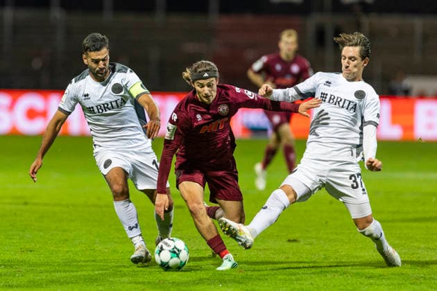 3. Liga, Fortuna Köln - SV Wehen Wiesbaden; 16.09.2026 Bennit Bröger (Fortuna Köln, 38) zwischen Tarik Gözüsirin (SV Wehen Wiesbaden, 11) und Max Brandt (SV Wehen Wiesbaden, 37). 3. Liga, Fortuna Köln - SV Wehen Wiesbaden, 6. Spieltag, am 16.09.2026, Südstadion, Köln. DFB regulations prohibit any use of photographs as image sequences and or quasi-video Copyright: xBEAUTIFULxSPORTS Meuselx