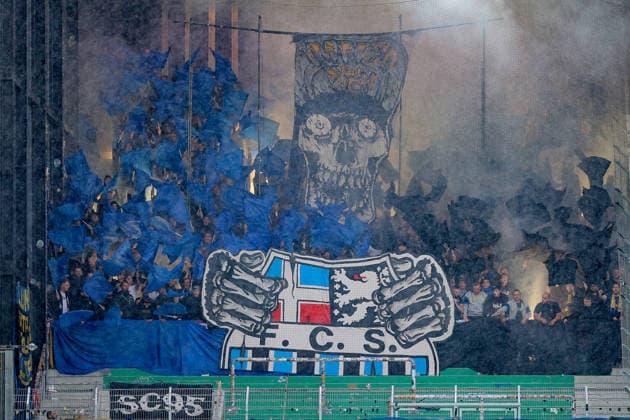 2026.09.16, xkwix, Fußball, 3.Liga, Preußen Muenster - 1. FC Saarbruecken, Preußenstadion, 6.Spieltag, Saison 2026 2027: Choreografie Choreography Choreo der Fans auf der Tribüne der Saarbruecken Fans im Gaesteblock vor Spielbeginn im Regen und Rauch DFB regulations prohibit any use of photographs as image sequences and or quasi-video. Photo: xKamilxWilkowskixPressefotoKochx Nordrhein-Westfalen Deutschland