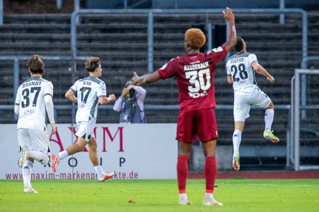 16.09.2026, xsefx, Fußball, SC Fortuna Köln - SV Wehen Wiesbaden, 3.Liga, Südstation, 6. Spieltag, Saison 2026 2027: Torjubel nach dem 2:0 durch Moritz Flotho (SV Wehen Wiesbaden 28) DFB regulations prohibit any use of photographs as image sequences and or quasi-video. Nordrhein-Westfalen Deutschland
