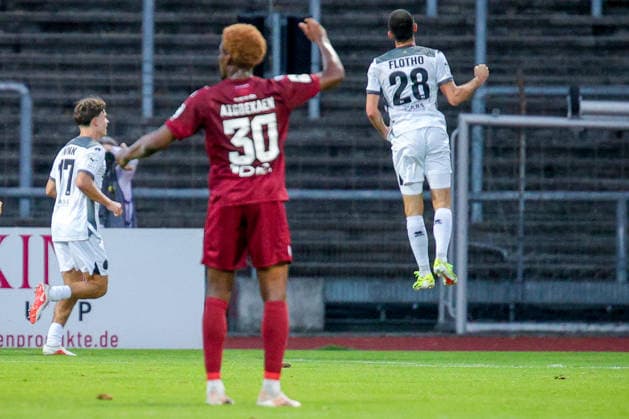 16.09.2026, xsefx, Fußball, SC Fortuna Köln - SV Wehen Wiesbaden, 3.Liga, Südstation, 6. Spieltag, Saison 2026 2027: Torjubel nach dem 2:0 durch Moritz Flotho (SV Wehen Wiesbaden 28) DFB regulations prohibit any use of photographs as image sequences and or quasi-video. Nordrhein-Westfalen Deutschland