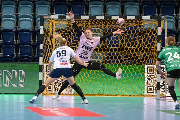 Siebenmeterszene mit Antje Doell (SU Neckarsulm, 59) und Madita Kohorst (VfL Oldenburg, 25) GER, VfL Oldenburg vs. SU Neckarsulm, ALSCO Handball Bundesliga Frauen, 4. Spieltag, Saison 2026 2027, 16.09.2026, VfL Oldenburg vs. SU Neckarsulm, ALSCO Handball Bundesliga Frauen, 4. Spieltag, Saison 2026 2027, 16.09.2026 Oldenburg Copyright: xEibner-Pressefoto RobertxGertzenx EP_RGN