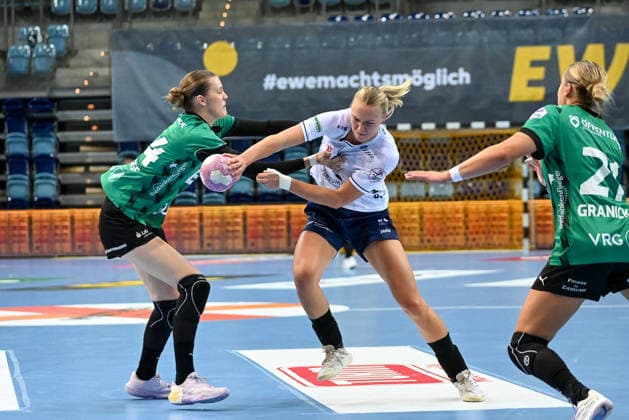 Antje Doell (SU Neckarsulm, 59) am Ball gegen Lisa-Marie Fragge (VfL Oldenburg, 44) und Joanna Granicka (VfL Oldenburg, 21) GER, VfL Oldenburg vs. SU Neckarsulm, ALSCO Handball Bundesliga Frauen, 4. Spieltag, Saison 2026 2027, 16.09.2026, VfL Oldenburg vs. SU Neckarsulm, ALSCO Handball Bundesliga Frauen, 4. Spieltag, Saison 2026 2027, 16.09.2026 Oldenburg Copyright: xEibner-Pressefoto RobertxGertzenx EP_RGN