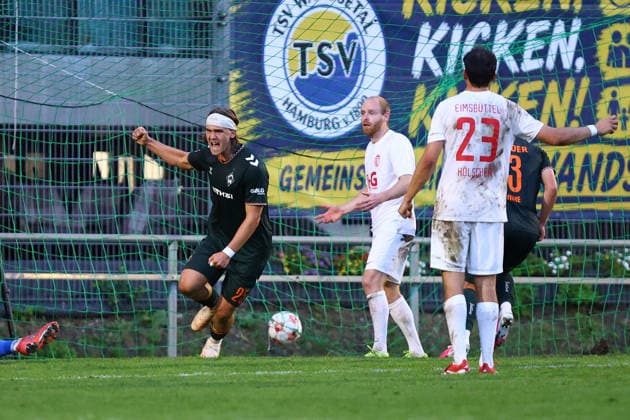 25 Noah Weißbach (SV Werder Bremen U23) bejubelt seinen Treffer zum 2:2. Fußball I Herren I Regionalliga Nord I Saison 2026-2027 I 9. Spieltag I Eimsbütteler TV - SV Werder Bremen U23 I 16.09.2026 I Sportpark Hinschenfelde