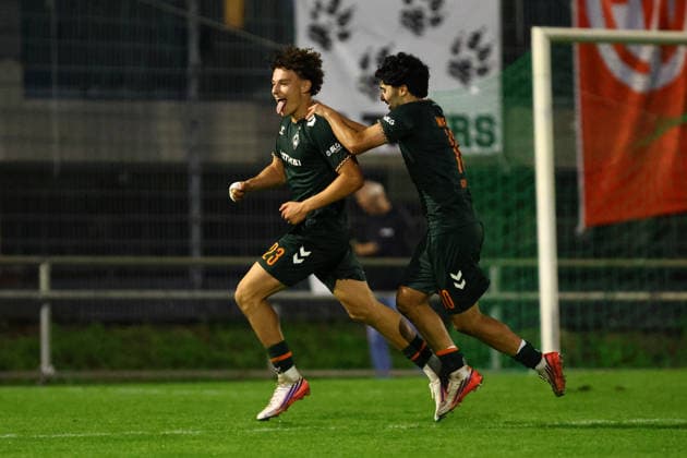 23 Arian Römers (SV Werder Bremen U23) bejubelt mit 10 Darwin Soylu (SV Werder Bremen U23) seinen Treffer zum 2:3. Fußball I Herren I Regionalliga Nord I Saison 2026-2027 I 9. Spieltag I Eimsbütteler TV - SV Werder Bremen U23 I 16.09.2026 I Sportpark Hinschenfelde