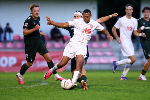 10 Jon Pauli (Eimsbütteler TV), 25 Noah Weißbach (SV Werder Bremen U23) Fußball I Herren I Regionalliga Nord I Saison 2026-2027 I 9. Spieltag I Eimsbütteler TV - SV Werder Bremen U23 I 16.09.2026 I Sportpark Hinschenfelde