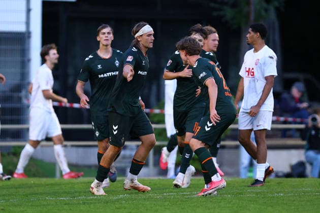 25 Noah Weißbach (SV Werder Bremen U23) bejubelt seinen Treffer zum 2:2. Fußball I Herren I Regionalliga Nord I Saison 2026-2027 I 9. Spieltag I Eimsbütteler TV - SV Werder Bremen U23 I 16.09.2026 I Sportpark Hinschenfelde