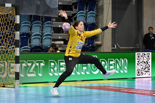 Barbara Gyoeri (SU Neckarsulm, 54) haelt einen Ball GER, VfL Oldenburg vs. SU Neckarsulm, ALSCO Handball Bundesliga Frauen, 4. Spieltag, Saison 2026 2027, 16.09.2026, VfL Oldenburg vs. SU Neckarsulm, ALSCO Handball Bundesliga Frauen, 4. Spieltag, Saison 2026 2027, 16.09.2026 Oldenburg Copyright: xEibner-Pressefoto RobertxGertzenx EP_RGN