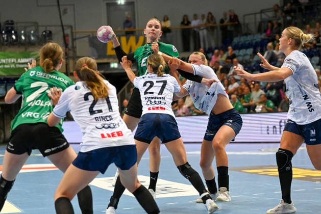 Toni Reinemann (VfL Oldenburg, 04) am Ball gegen Sina Ehmann (SU Neckarsulm, 27) und Fanny Elovson (SU Neckarsulm, 09) GER, VfL Oldenburg vs. SU Neckarsulm, ALSCO Handball Bundesliga Frauen, 4. Spieltag, Saison 2026 2027, 16.09.2026, VfL Oldenburg vs. SU Neckarsulm, ALSCO Handball Bundesliga Frauen, 4. Spieltag, Saison 2026 2027, 16.09.2026 Oldenburg Copyright: xEibner-Pressefoto RobertxGertzenx EP_RGN