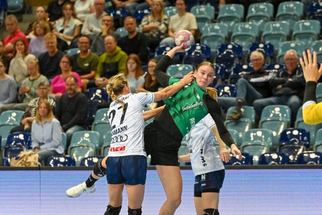 Toni Reinemann (VfL Oldenburg, 04) am Ball gegen Sina Ehmann (SU Neckarsulm, 27) GER, VfL Oldenburg vs. SU Neckarsulm, ALSCO Handball Bundesliga Frauen, 4. Spieltag, Saison 2026 2027, 16.09.2026, VfL Oldenburg vs. SU Neckarsulm, ALSCO Handball Bundesliga Frauen, 4. Spieltag, Saison 2026 2027, 16.09.2026 Oldenburg Copyright: xEibner-Pressefoto RobertxGertzenx EP_RGN