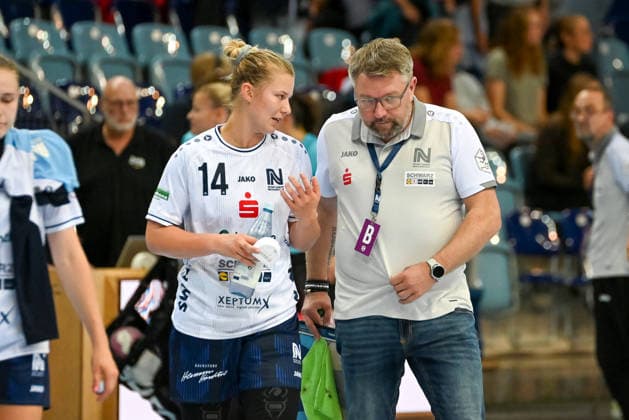 Kamila Brezinova (SU Neckarsulm, 14) im Gespraech mit Thomas Zeitz (SU Neckarsulm, Trainer) GER, VfL Oldenburg vs. SU Neckarsulm, ALSCO Handball Bundesliga Frauen, 4. Spieltag, Saison 2026 2027, 16.09.2026, VfL Oldenburg vs. SU Neckarsulm, ALSCO Handball Bundesliga Frauen, 4. Spieltag, Saison 2026 2027, 16.09.2026 Oldenburg Copyright: xEibner-Pressefoto RobertxGertzenx EP_RGN
