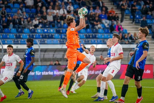 Deutschland: Fussball 3. Liga 2026 - 2027, 6. Spieltag - SV Waldhof Mannheim vs Rot-Weiss Essen - Carl-Benz-Stadion (Mannheim): Thijmen Nijhuis (Mannheim 1) am Ball Copyright: xJOERANxSTEINSIEKx