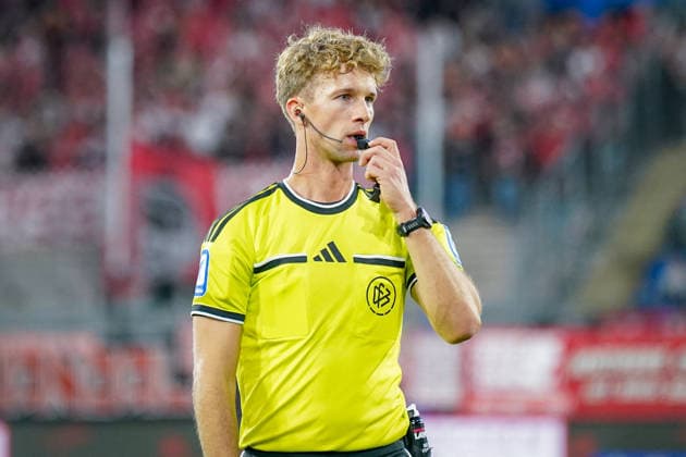 Deutschland: Fussball 3. Liga 2026 - 2027, 6. Spieltag - SV Waldhof Mannheim vs Rot-Weiss Essen - Carl-Benz-Stadion (Mannheim): Schiedsrichter Jarno Wienefeld (Hamburg) Mimik, Gesichtsausdruck, Emotion Copyright: xJOERANxSTEINSIEKx