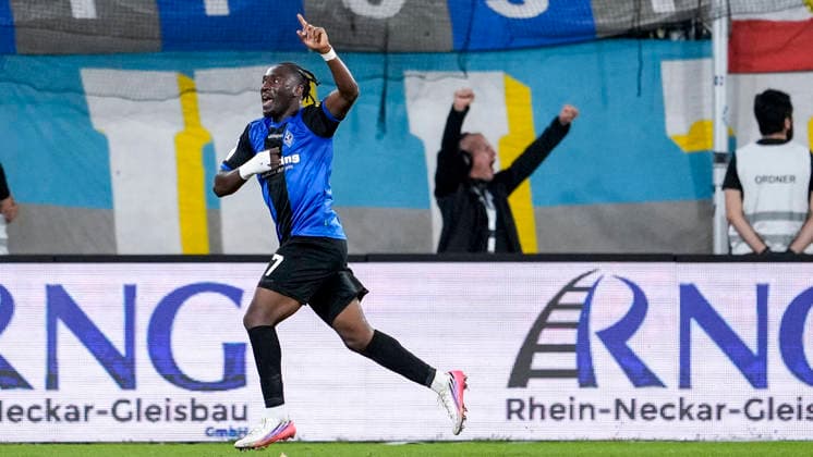 Torschütze Owono-Darnell Keumo (SV Waldhof, 17), Spieler vom SV Waldhof Mannheim, jubelt über das Tor zum 1.0, Jubel, jubeln, Torjubel, Torerfolg, celebrate the goal, goal, celebration, jubelt ueber das Tor, Freuen, Freude, freut sich, optimistisch, positiv, Spielszene, Highlight, Freisteller, Ganzkörper, Einzelbild, Einzelfoto, Aktion, Action, 16.09.2026, Mannheim (Deutschland), Fussball, 3. Liga, SV Waldhof Mannheim - Rot-Weiss Essen, DFB DFL REGULATIONS PROHIBIT ANY USE OF PHOTOGRAPHS AS IMAGE SEQUENCES AND OR QUASI-VIDEO.