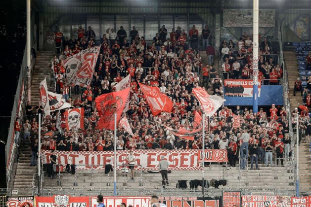 16.09.2026, xhettx, Fussball 3.Liga, SV Waldhof Mannheim - Rot-Weiss Essen v.l. Mitgereiste Gästefans