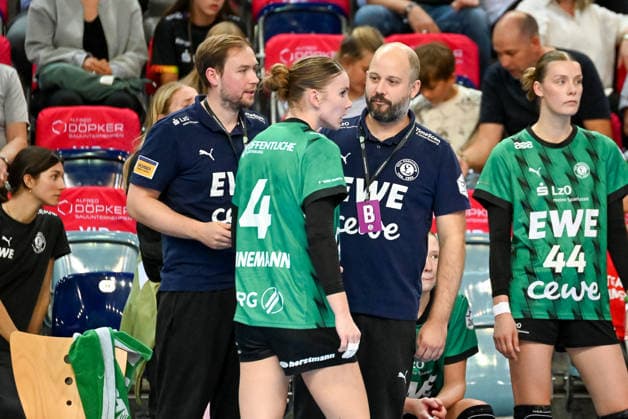 Tom Stibitzky (VfL Oldenburg, Co-Trainer) und Niels Boetel (VfL Oldenburg, Trainer) im Gespraech mit Toni Reinemann (VfL Oldenburg, 04) GER, VfL Oldenburg vs. SU Neckarsulm, ALSCO Handball Bundesliga Frauen, 4. Spieltag, Saison 2026 2027, 16.09.2026, VfL Oldenburg vs. SU Neckarsulm, ALSCO Handball Bundesliga Frauen, 4. Spieltag, Saison 2026 2027, 16.09.2026 Oldenburg Copyright: xEibner-Pressefoto RobertxGertzenx EP_RGN