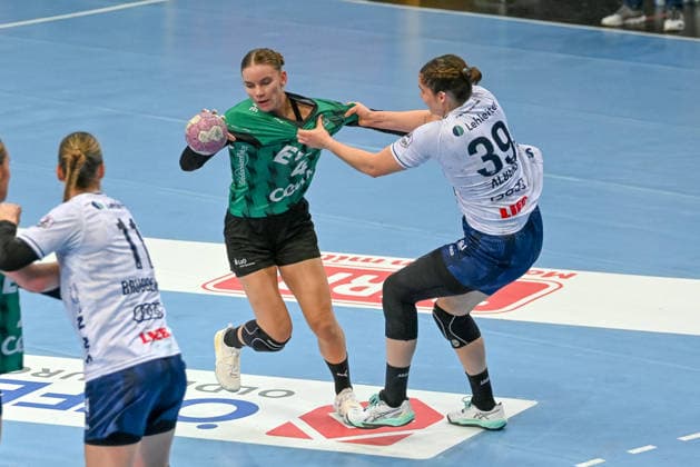 Toni Reinemann (VfL Oldenburg, 04) am Ball gegen Merle Albers (SU Neckarsulm, 39) GER, VfL Oldenburg vs. SU Neckarsulm, ALSCO Handball Bundesliga Frauen, 4. Spieltag, Saison 2026 2027, 16.09.2026, VfL Oldenburg vs. SU Neckarsulm, ALSCO Handball Bundesliga Frauen, 4. Spieltag, Saison 2026 2027, 16.09.2026 Oldenburg Copyright: xEibner-Pressefoto RobertxGertzenx EP_RGN
