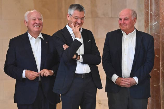v.li:Walter MENNEKES (2.Vizepraesident FC Bayern Muenchen),Herbert HAINER (Praesident Bayern Muenchen), Uli HOENESS (Höness,Ehrenpraesident Bayern Muenchen). Markus SOEDER (Ministerpraesident Bayern und CSU Vorsitzender) empfaengt die Meistermannschaften des FC Bayern Muenchen im Kuppelsaal in der Staatskanzlei in Muenchen am 16.09.2026.
