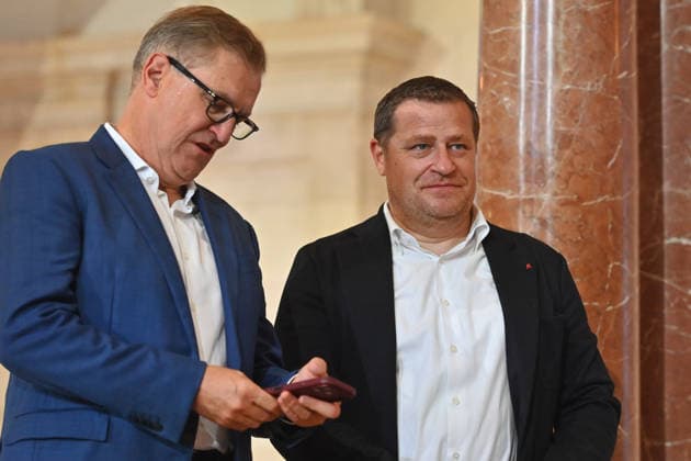 v.li:Jan Christian DREESEN (Vorstandsvorsitzender FCB), Max EBERL (Sportvorstand FC Bayern Muenchen). Markus SOEDER (Ministerpraesident Bayern und CSU Vorsitzender) empfaengt die Meistermannschaften des FC Bayern Muenchen im Kuppelsaal in der Staatskanzlei in Muenchen am 16.09.2026.