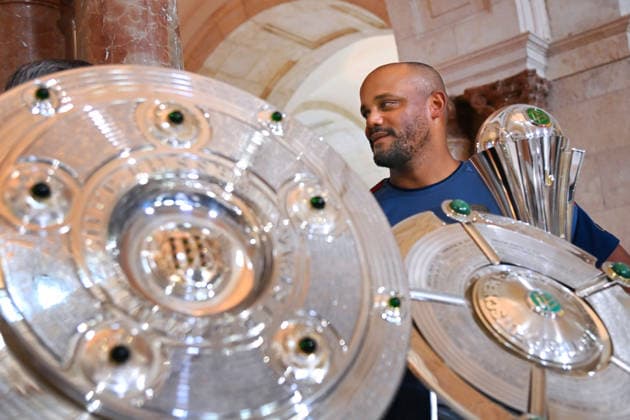 Trainer Vincent KOMPANY (Bayern Muenchen) hinter den gewonnenen Pokalen,Pokal,Cup,Trophaee der Saison 2025 26 ,Meisterschale, Schale,DFB Pokal,Super Cup. Markus SOEDER (Ministerpraesident Bayern und CSU Vorsitzender) empfaengt die Meistermannschaften des FC Bayern Muenchen im Kuppelsaal in der Staatskanzlei in Muenchen am 16.09.2026.