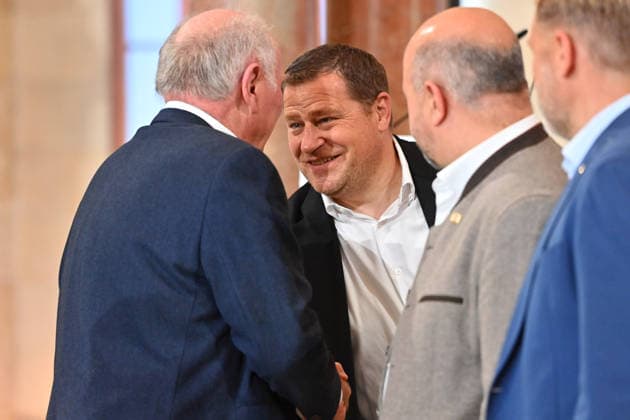 Max EBERL (Sportvorstand FC Bayern Muenchen) begruesst Uli HOENESS (Höness,Ehrenpraesident Bayern Muenchen,li). Markus SOEDER (Ministerpraesident Bayern und CSU Vorsitzender) empfaengt die Meistermannschaften des FC Bayern Muenchen im Kuppelsaal in der Staatskanzlei in Muenchen am 16.09.2026.
