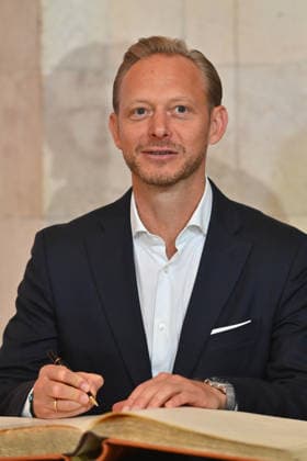 Rouven KASPER (Marketing Vorstand FCB), Eintrag ins goldene Buch. Markus SOEDER (Ministerpraesident Bayern und CSU Vorsitzender) empfaengt die Meistermannschaften des FC Bayern Muenchen im Kuppelsaal in der Staatskanzlei in Muenchen am 16.09.2026.