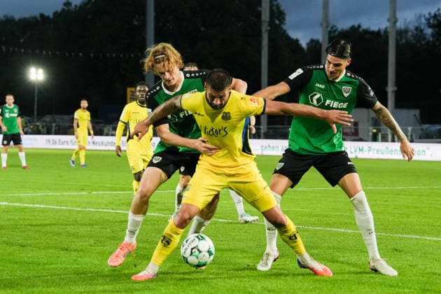 Deutschland: 3. Liga 2026 2027 6. Spieltag, SC Preußen Münster vs 1.FC Saarbrücken, Mittwoch, 16.09.2026 LVM-Preußenstadion (Münster, Nordrhein-Westfalen, Deutschland) Kai Brünker (1. FC Saarbrücken, 9) Antonio Tikvic (SC Preußen Münster, 4) Niklas Varelmann (SC Preußen Münster, 36) im Zweikampf Copyright: xMerlexKölkingx