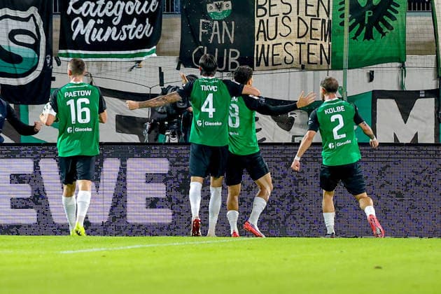 2026.09.16, xkwix, Fußball, 3.Liga, Preußen Muenster - 1. FC Saarbruecken, Preußenstadion, 6.Spieltag, Saison 2026 2027: Jubel von Montell Ndikom (Preussen Muenster 28) nach Tor zum 3:3 mit der Mannschaft Spieler wie Torge Paetow (Preussen Muenster 16) Antonio Tikvic (Preussen Muenster 4) Louis Kolbe (Preussen Muenster 2) DFB regulations prohibit any use of photographs as image sequences and or quasi-video. Photo: xKamilxWilkowskixPressefotoKochx Nordrhein-Westfalen Deutschland