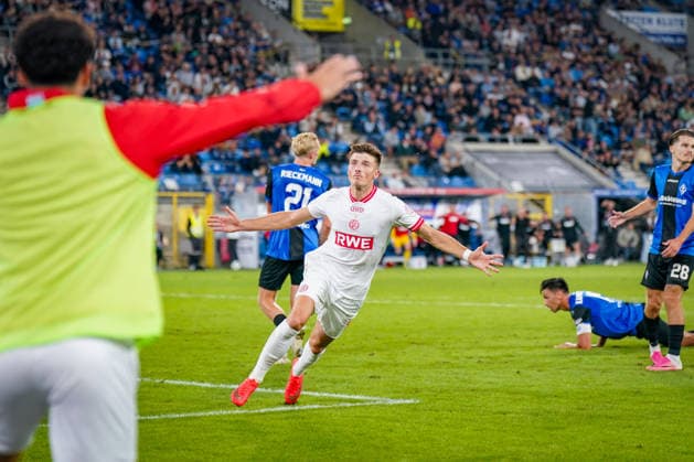 Deutschland: Fussball 3. Liga 2026 - 2027, 6. Spieltag - SV Waldhof Mannheim vs Rot-Weiss Essen - Carl-Benz-Stadion (Mannheim): Tor und Torjubel zum 1:2 durch Semir Telalovic (Rot-Weiss Essen, 17) Freude, Emotionen, Jubel, Mimik, Gesichtsausdruck, Emotion Copyright: xJOERANxSTEINSIEKx