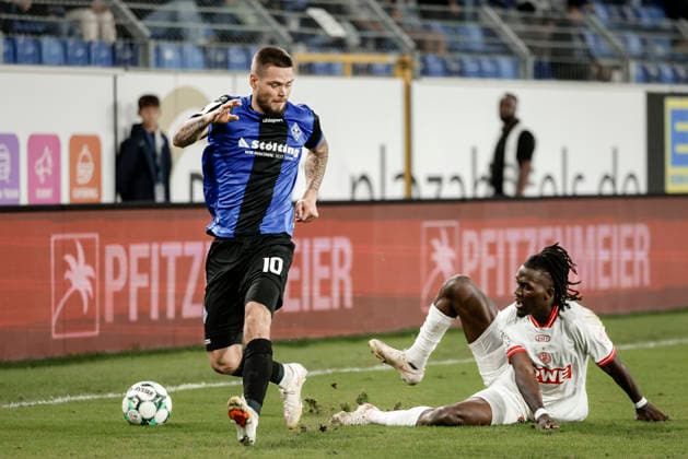 16.09.2026, xhettx, Fussball 3.Liga, SV Waldhof Mannheim - Rot-Weiss Essen v.l. Julian Ulbricht (SV Waldhof Mannheim, 10) setzt sich gegen g19 durch