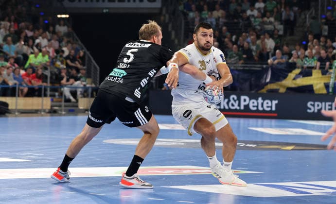 Max Darj, Yehia Mohammed Elderaa am Ball Zweikampf Spielszene Aktion Handball CL Championsleague Champions League Herren 2. Spieltag Saison 2026 2027 16.09.2026 Füchse Berlin vs. One Veszprem HC in der Max Schmeling Halle