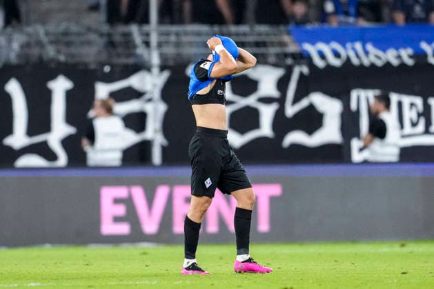 Francisco Mascarenhas (Masca, SV Waldhof, 11), Spieler vom SV Waldhof Mannheim, enttäuscht über die Niederlage, Enttäuschung nach dem Schlusspfiff, Highlight, Verlierer, verloren, Frustration, disappointed, pessimistisch, 16.09.2026, Mannheim (Deutschland), Fussball, 3. Liga, SV Waldhof Mannheim - Rot-Weiss Essen, DFB DFL REGULATIONS PROHIBIT ANY USE OF PHOTOGRAPHS AS IMAGE SEQUENCES AND OR QUASI-VIDEO.