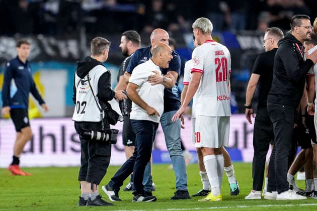 v.li.: Rui Mota (Trainer, Cheftrainer, SV Waldhof) muss von Mathias Schober (Sportdirektor, SV Waldhof) zurückgehsalten werden, ist wütend, ruft, schreit, schreien, schreiend, im Gespräch, Diskussion auf dem Spielfeld, enttäuscht über die Niederlage, Enttäuschung nach dem Schlusspfiff, Highlight, Verlierer, verloren, Frustration, disappointed, pessimistisch, 16.09.2026, Mannheim (Deutschland), Fussball, 3. Liga, SV Waldhof Mannheim - Rot-Weiss Essen, DFB DFL REGULATIONS PROHIBIT ANY USE OF PHOTOGRAPHS AS IMAGE SEQUENCES AND OR QUASI-VIDEO.