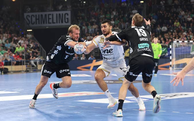 Max Darj, Yehia Mohammed Elderaa am Ball, Mathias Gidsel Zweikampf Spielszene Aktion Handball CL Championsleague Champions League Herren 2. Spieltag Saison 2026 2027 16.09.2026 Füchse Berlin vs. One Veszprem HC in der Max Schmeling Halle
