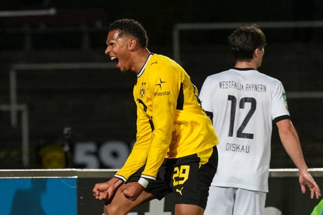 Mittwoch, 16.09.2026 Saison 2026 2027 4. Spieltag Regionalliga West im Stadion Rote Erde, Dortmund, Germany. BV Borussia Dortmund U23 - SV Westfalia Rhynern. Torjubel nach dem 2:0 durch Kevin Mutove (BVB).