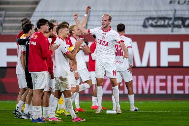 Spieler von Rot-Weiss Essen, Jubel nach dem Schlusspfiff, Freude über den Sieg, Sieger, Gewinner, jubelt, jubeln, fröhlich, positiv, freut sich, freuen, optimistisch, Highlight, Action, Aktion, 16.09.2026, Mannheim (Deutschland), Fussball, 3. Liga, SV Waldhof Mannheim - Rot-Weiss Essen, DFB DFL REGULATIONS PROHIBIT ANY USE OF PHOTOGRAPHS AS IMAGE SEQUENCES AND OR QUASI-VIDEO.