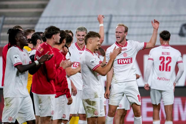 Spieler von Rot-Weiss Essen, Jubel nach dem Schlusspfiff, Freude über den Sieg, Sieger, Gewinner, jubelt, jubeln, fröhlich, positiv, freut sich, freuen, optimistisch, Highlight, Action, Aktion, 16.09.2026, Mannheim (Deutschland), Fussball, 3. Liga, SV Waldhof Mannheim - Rot-Weiss Essen, DFB DFL REGULATIONS PROHIBIT ANY USE OF PHOTOGRAPHS AS IMAGE SEQUENCES AND OR QUASI-VIDEO.