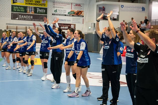 HSG Blomberg-Lippe (GER) vs. BSV Sachsen Zwickau (GER), Handball, 1. Handball Bundesliga Frauen, Spieltag 4, Saison 2026 2027, Blomberg, 16.09.26 Die Spielerinnen der HSG Blomberg-Lippe (GER) jubeln nach dem Sieg gegen BSV Sachsen Zwickau (GER), Im Fokus: Isabelle Axmann (HSG Blomberg-Lippe, 11) Blomberg Synflex-Arena an der Ulmenallee Deutschland