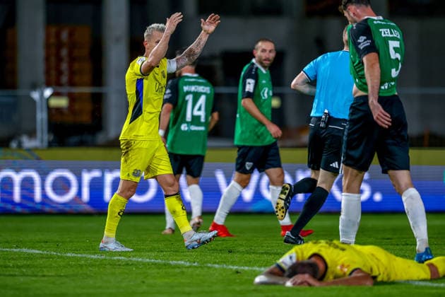 2026.09.16, xkwix, Fußball, 3.Liga, Preußen Muenster - 1. FC Saarbruecken, Preußenstadion, 6.Spieltag, Saison 2026 2027: Florian Pick (1. FC Saarbruecken 20) enttaeuscht gestikulierend nach vergebener Chance durch Kai Bruenker (1. FC Saarbruecken 9) der auf dem Boden liegt im Vordergrund DFB regulations prohibit any use of photographs as image sequences and or quasi-video. Photo: xKamilxWilkowskixPressefotoKochx Nordrhein-Westfalen Deutschland