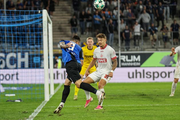 Goncalo Gregorio (SV Waldhof Mannheim, 9) mit dem Kopfball SV Waldhof Mannheim - Rot-Weiss Essen am 16.09.26 in Mannheim, Carl Benz Stadion Foto: Alfio Marino