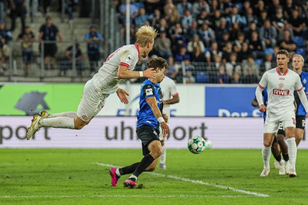 Masca (SV Waldhof Mannheim, 11) schirmt den Ball ab SV Waldhof Mannheim - Rot-Weiss Essen am 16.09.26 in Mannheim, Carl Benz Stadion Foto: Alfio Marino