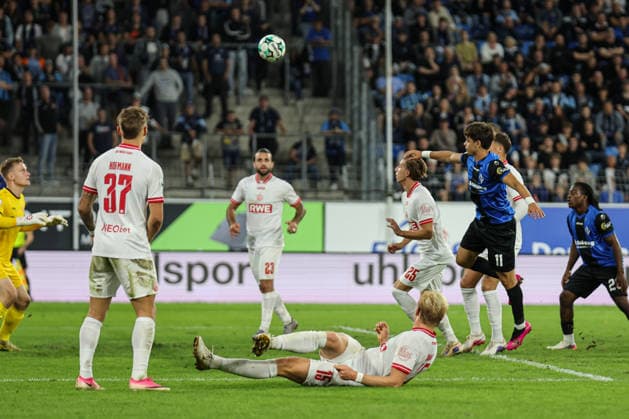 Szene im Strafraum der Gäste SV Waldhof Mannheim - Rot-Weiss Essen am 16.09.26 in Mannheim, Carl Benz Stadion Foto: Alfio Marino