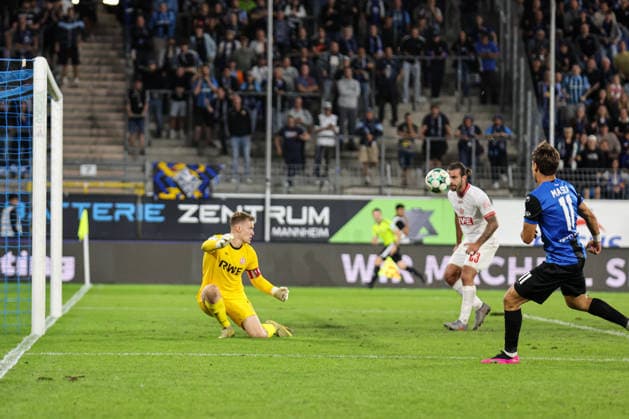 Masca (SV Waldhof Mannheim, 11) mit der Riesenchance SV Waldhof Mannheim - Rot-Weiss Essen am 16.09.26 in Mannheim, Carl Benz Stadion Foto: Alfio Marino