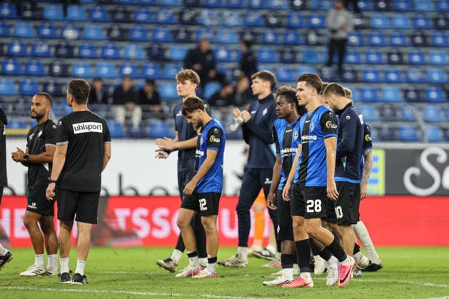 Die Spieler des SV Waldhof Mannheim nach dem Abpfiff SV Waldhof Mannheim - Rot-Weiss Essen am 16.09.26 in Mannheim, Carl Benz Stadion Foto: Alfio Marino