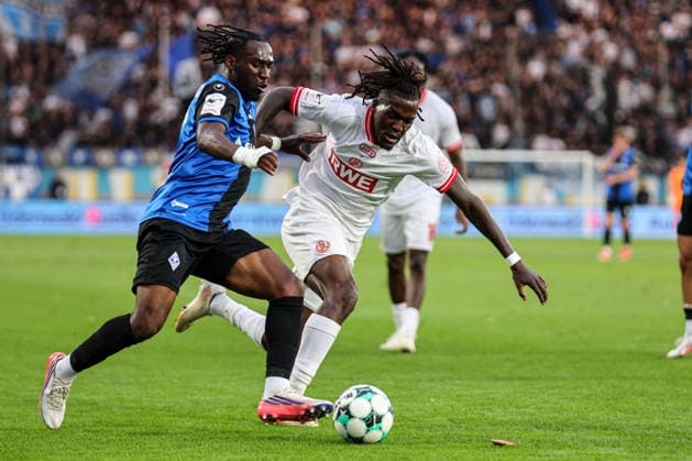 Darnell Kumo (SV Waldhof Mannheim, 17) und Franci Bouebari (Rot-Weiss Essen, 19) SV Waldhof Mannheim - Rot-Weiss Essen am 16.09.26 in Mannheim, Carl Benz Stadion Foto: Alfio Marino