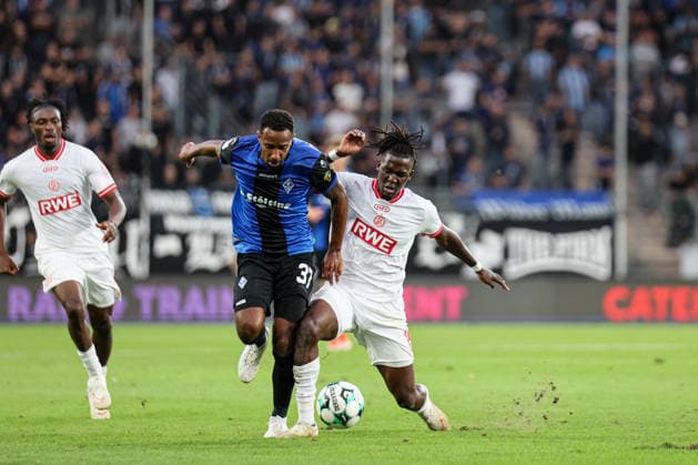 Noah Sarenren Bazee (SV Waldhof Mannheim, 37) und Franci Bouebari (Rot-Weiss Essen, 19) SV Waldhof Mannheim - Rot-Weiss Essen am 16.09.26 in Mannheim, Carl Benz Stadion Foto: Alfio Marino