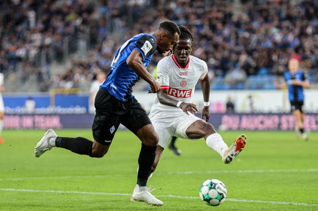 Noah Sarenren Bazee (SV Waldhof Mannheim, 37) und Franci Bouebari (Rot-Weiss Essen, 19) SV Waldhof Mannheim - Rot-Weiss Essen am 16.09.26 in Mannheim, Carl Benz Stadion Foto: Alfio Marino
