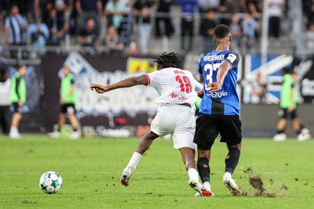 Dickson Abiama (Rot-Weiss Essen, 18) und Noah Sarenren Bazee (SV Waldhof Mannheim, 37) SV Waldhof Mannheim - Rot-Weiss Essen am 16.09.26 in Mannheim, Carl Benz Stadion Foto: Alfio Marino