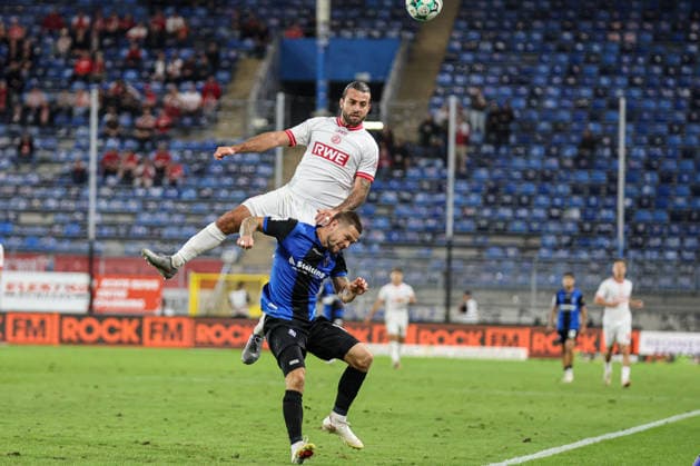 Jose Enrique Rios Alonso (Rot-Weiss Essen, 23) antizipiert per Kopf SV Waldhof Mannheim - Rot-Weiss Essen am 16.09.26 in Mannheim, Carl Benz Stadion Foto: Alfio Marino